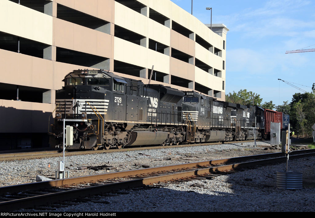 NS 2729 leads train 351 at Southern Junction